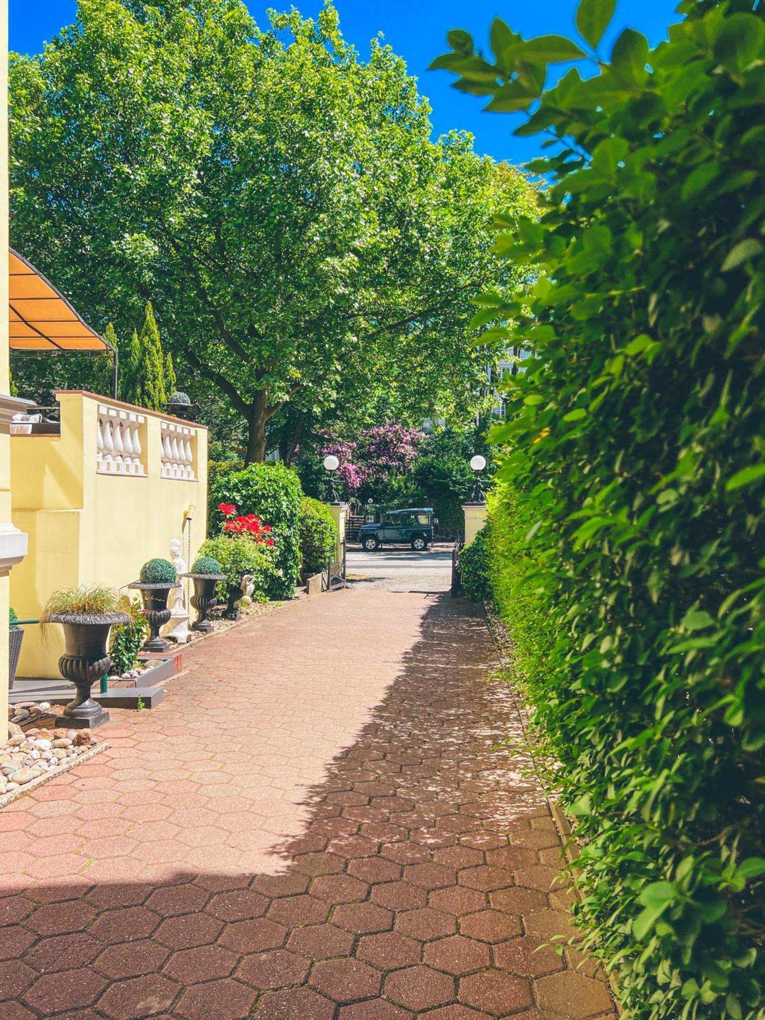 Отель Mittelweg 3*